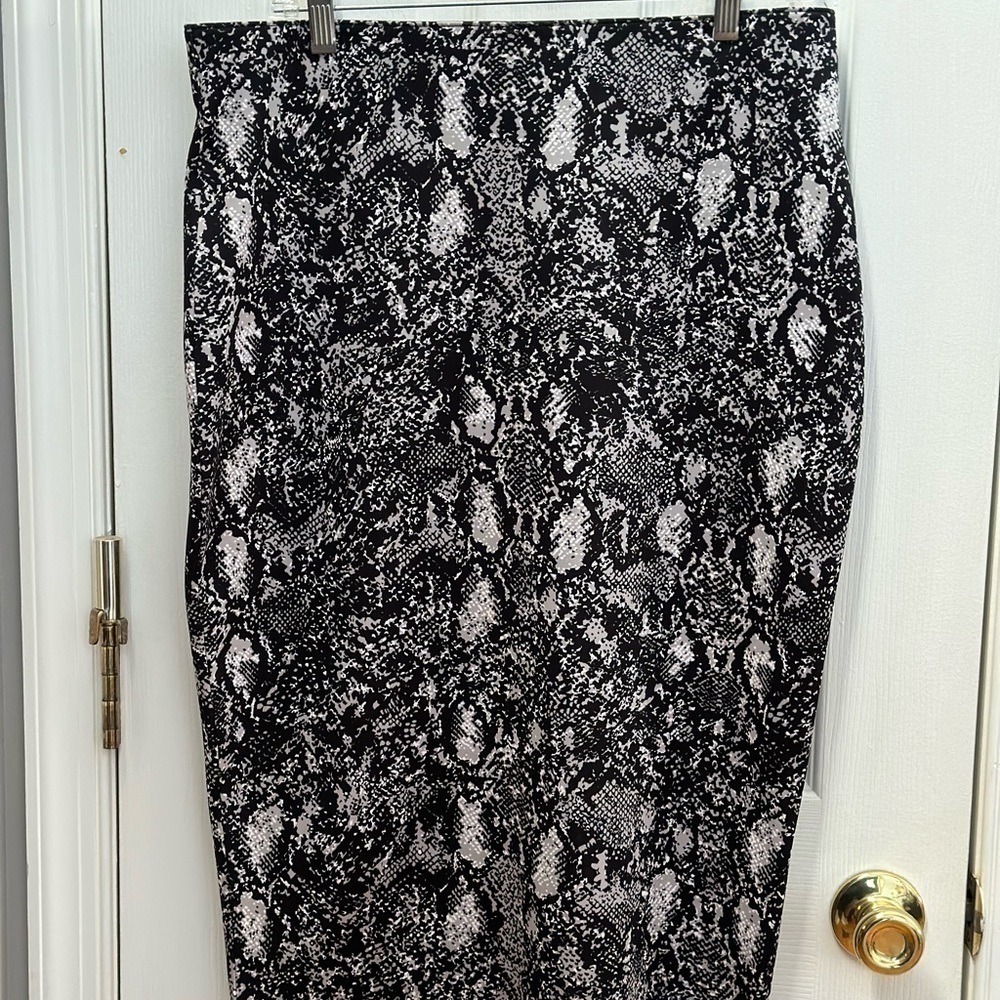 APT 9  Apt snakeskin pattern  Black sliver grey skirt size large #s1110‎